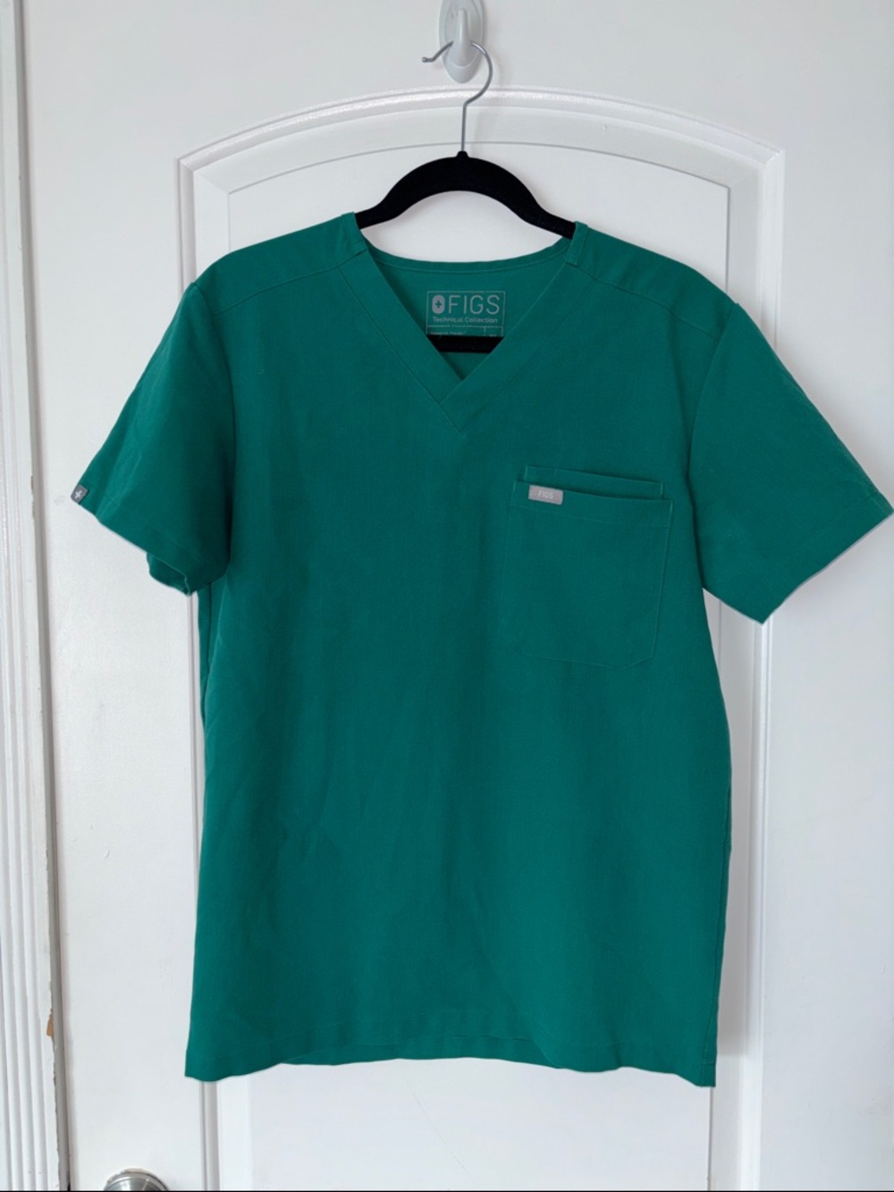 Figs Men’s Green V-Neck Scrub Top with Chest Pocket